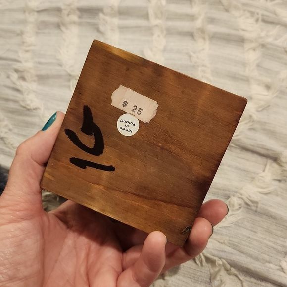 Skull and cross bones wooden trinket box! - Picture 5 of 8